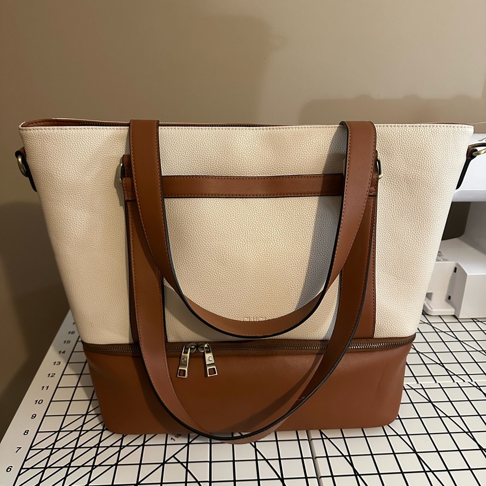 Cluci Elegant Cream and Brown Weekender Bag